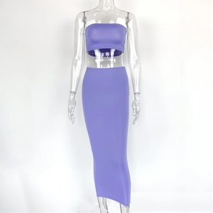Dettaglio del completo due pezzi lavanda con top a fascia e gonna lunga attillata