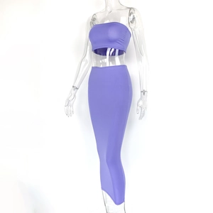 Dettaglio del set viola due pezzi con top a fascia e gonna lunga a vita alta aderente