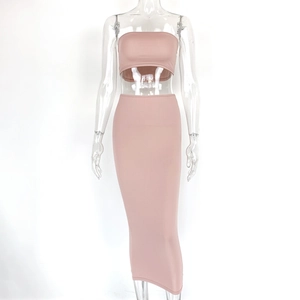 Vista dettagliata del set rosa due pezzi da donna con top a fascia e gonna aderente