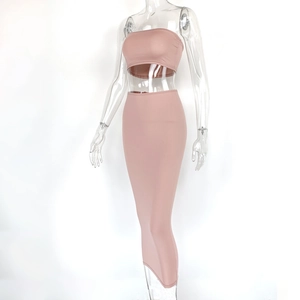 Dettaglio del set due pezzi rosa con top a fascia e gonna lunga a vita alta aderente