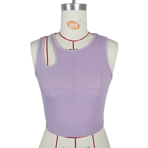 Détail d'un crop top côtelé violet avec découpe en forme de goutte au col