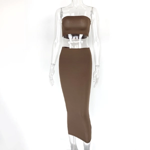 Dettaglio macro del set due pezzi marrone attillato con top a fascia e gonna lunga