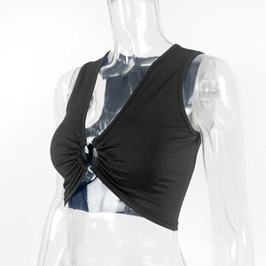 Détail du crop top col en V avec anneau métallique central et texture en tricot froncé