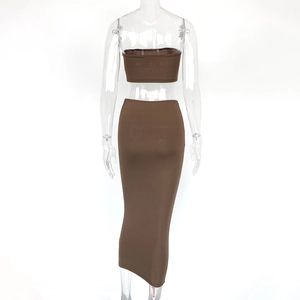 Vista posteriore del set due pezzi marrone attillato con top a tubino e gonna maxi