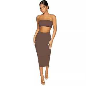 Completo chic due pezzi con top a fascia marrone caffè e gonna midi a tubino attillata