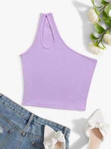 Dettaglio del top corto a costine lavanda con scollatura traforata dallo stile chic