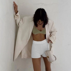 Style à la mode avec blazer crème oversize, haut en maille olive et short blanc côtelé