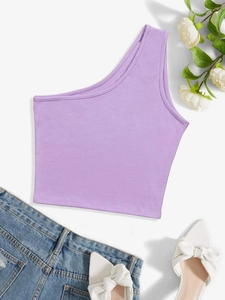 Flat lay di un crop top a costine lavanda con un elegante design con spalla scoperta