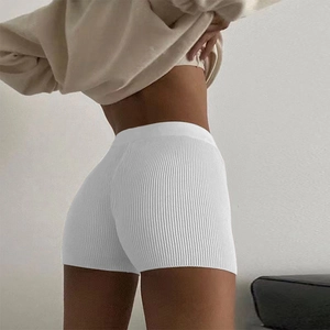 Gros plan sur le short blanc en coton côtelé soulignant la texture maille et la taille haute