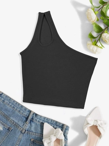 Dettaglio del crop top nero a coste monospalla con dettaglio cut-out sulla spallina