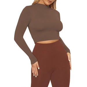 Gros plan du col montant et de la coupe ajustée du crop top marron foncé à manches longues
