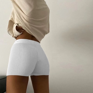Détail du short en coton côtelé blanc à taille haute avec texture en maille extensible