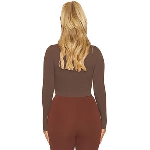 Vue arrière d'un crop top à manches longues ajusté et d'un legging taille haute marron