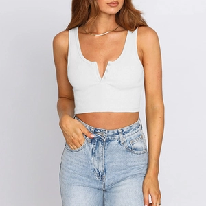 Détail du crop top blanc en maille côtelée avec col en U à boutons et tissu extensible