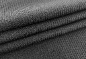 Nahaufnahme des schwarzen Rippstrickgewebes mit vertikaler Textur und weichem Material