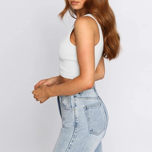 Haut court blanc côtelé sans manches avec col en U boutonné et jean en denim taille haute