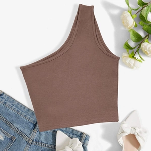 Top corto monospalla a coste marrone con pantaloncini di jeans e vari accessori