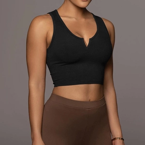 Haut court noir côtelé ajusté avec col en V pour femme dans un style moderne et épuré