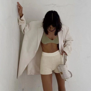 Détails du short de sport côtelé en coton taille haute et bralette en maille verte