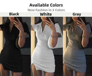 Trois options de couleurs pour cette robe mini en tricot ajustée avec col polo et fente