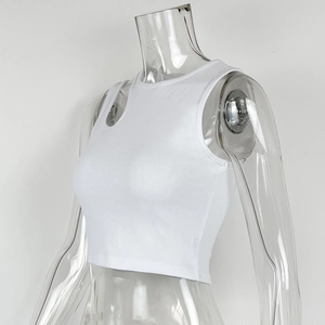 Détail de la texture en maille côtelée blanche de ce crop top sans manches à coupe ajustée