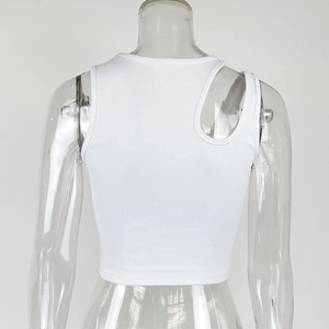 Vue détaillée du dos du crop top blanc côtelé montrant le design découpé ovale