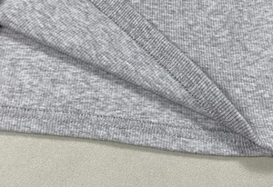 Vue macro détaillée des coutures professionnelles sur un tissu en maille côtelée