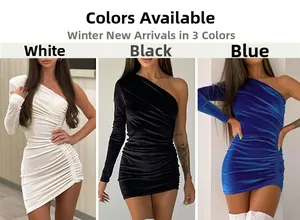 Détail de fronces latérales sur robe en velours moulante à une épaule en blanc, noir et bleu