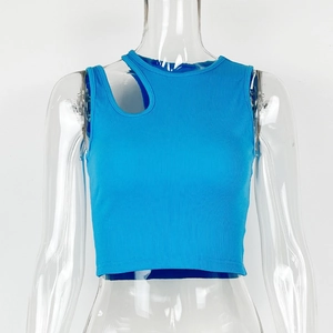 Gros plan d'un crop top bleu roi côtelé avec découpe asymétrique à l'encolure