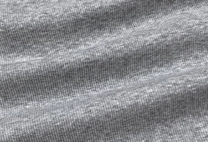 Gros plan sur le tissu en coton côtelé gris montrant la texture et l'élasticité douce