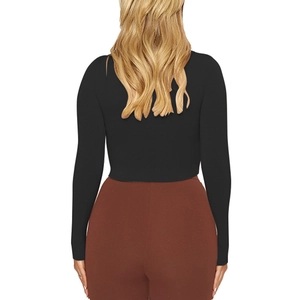 Vue arrière d'un crop top noir moulant à manches longues avec design cintré ajusté