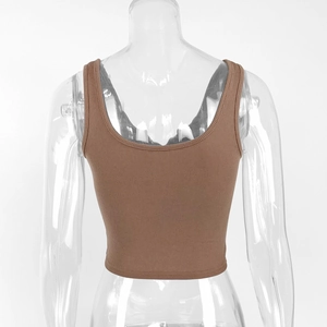 Vue détaillée du dos d'un crop top côtelé marron avec une large encolure en U élégante
