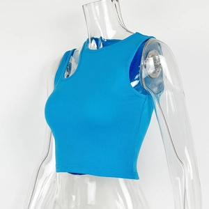 Vue détaillée du débardeur court côtelé bleu vif sans manches sur un mannequin clair