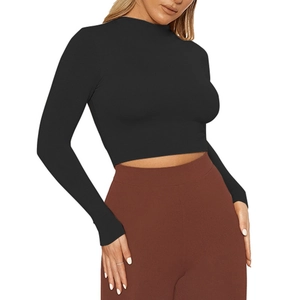 Détail d'un crop top noir à manches longues ajusté avec col montant élégant