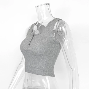 Détail du débardeur court gris en maille côtelée avec col Henley à boutons