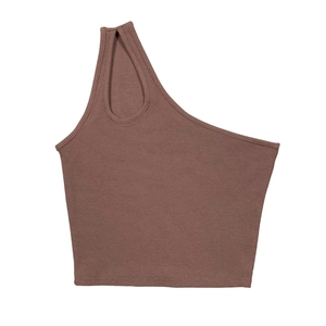Dettaglio del tessuto a costine del crop top monospalla marrone con collo cut-out