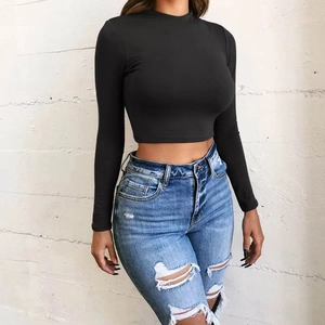 Haut court moulant noir à manches longues et col montant pour femme tendance