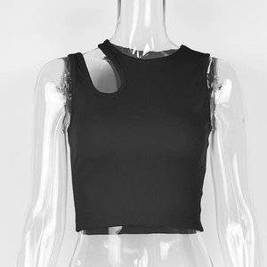 Gros plan sur un crop top en maille côtelée noire avec découpe asymétrique à l'épaule