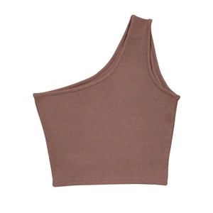 Dettaglio della trama in maglia a coste moka su un crop top monospalla da donna
