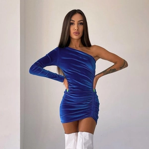Détail de la robe en velours bleu avec fronces latérales et épaule asymétrique chic