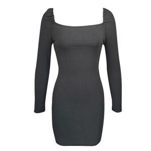 Elegante zwarte mini-jurk met vierkante hals en pofmouwen van geribbelde breistof
