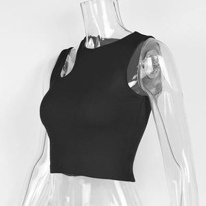 Détail du haut court noir côtelé montrant la coupe ajustée de profil sur mannequin
