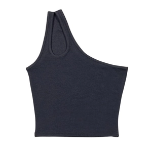 Dettaglio della maglia a coste e del taglio sulla spalla del crop top nero