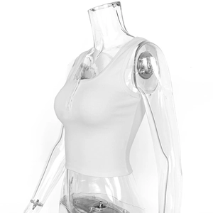 Détail du haut court blanc côtelé avec col Henley à trois boutons présenté sur un mannequin