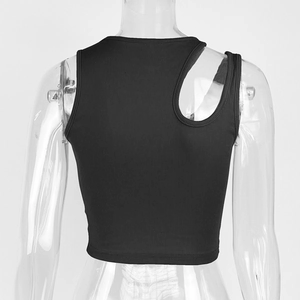 Détail d'un crop top noir côtelé avec découpe dorsale unique et coupe sans manches