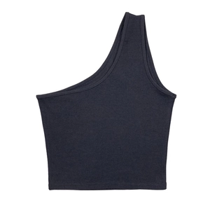 Dettaglio del crop top monospalla grigio scuro a coste con trama a taglio irregolare