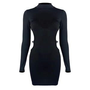 Vestido ajustado negro de manga larga con aberturas en la cintura y cuello alto