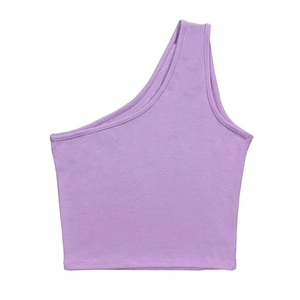 Dettaglio della trama in maglia a coste su un top corto monospalla color lavanda