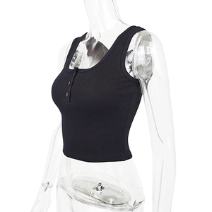 Détail du crop top noir en maille côtelée avec col en U et trois boutons décoratifs