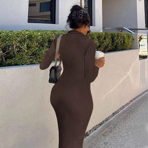 Robe midi chic marron foncé à manches longues côtelée avec coupe ajustée pour l'automne